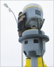 Отражатель может быть установлен над V10, или возможно установить приемник R10 GNSS, который является базовой конфигурацией. Одна сторона V10 имеет углубление для размещения UHF антенны R10.